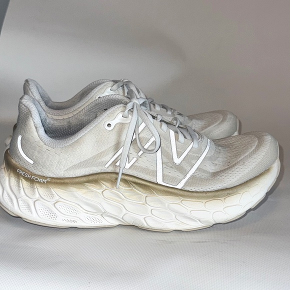 NEW BALANCE WOMEN'S FRESH FOAM MORE V4 White/ Gold Metallic 11 - Picture 8 of 8